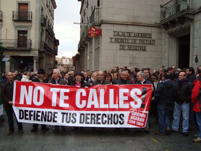 Decenas de personas se concentran en Segovia contra el ERE en Bankia