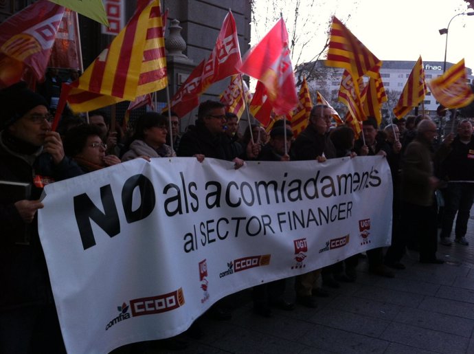 Trabajadores de Bankia protestan en la sede del Banco de España en Barcelona
