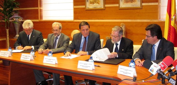 El consejero de Sanidad y los cuatro rectores firman convenios de colaboración
