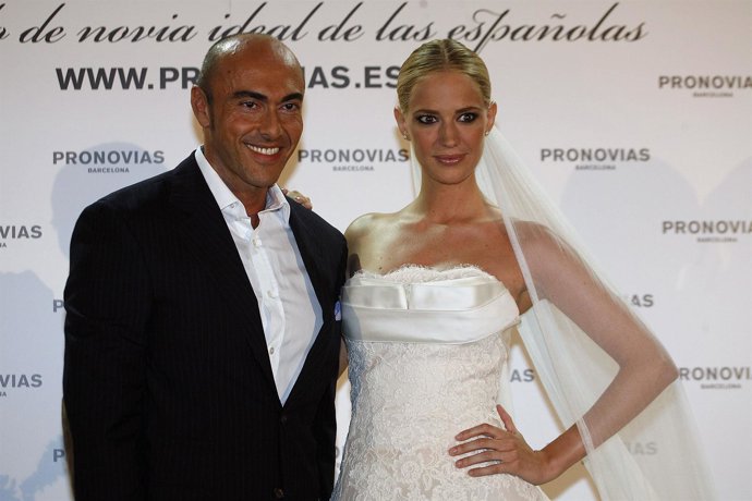 El diseñador posa con un vestido suyo