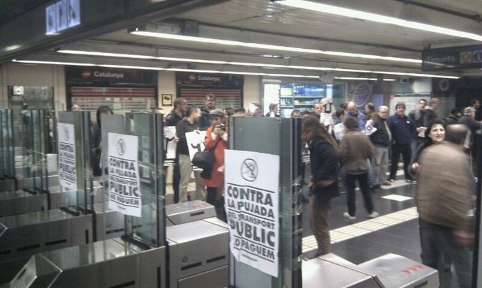 Acción contra la subida de precios del Metro de Barcelona