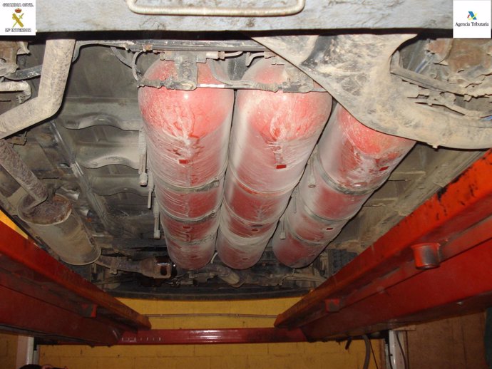 Bombonas de gas de una vehículo 'híbrido' con hachís oculto
