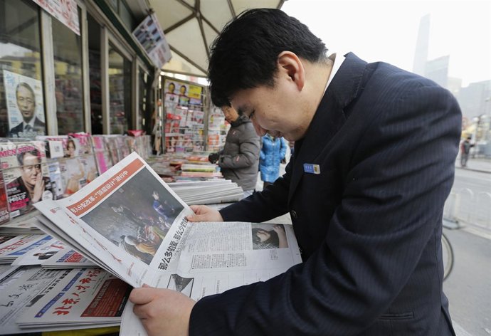 Un hombre lee la crítica del periodico Southern Weekly