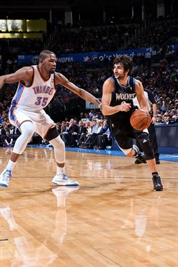 Ricky Rubio (Minnesota Timberwolves) y Kevin Durant (Oklahoma City Thunder)