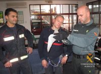 Guardia Civil y bomberos de Almansa (Albacete) recuperan un ejemplar herido de cernícalo vulgar