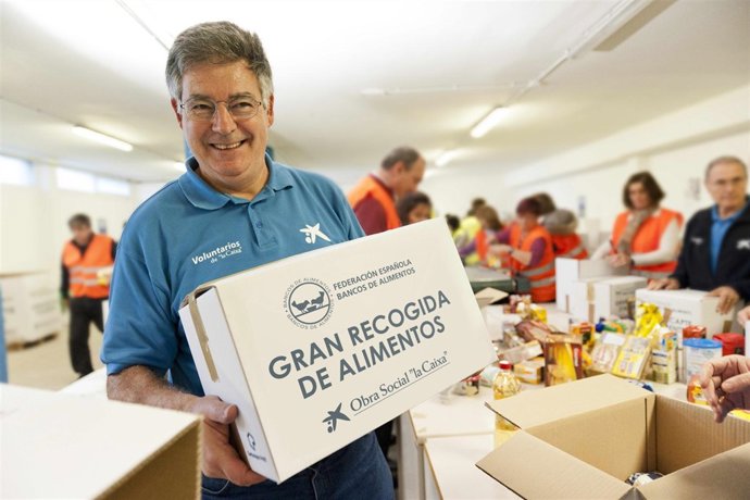 Campaña de recogida de alimentos en las oficinas de la Caixa