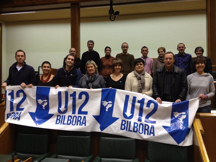 Los representantes de EH Bildu en el Parlamento vasco apoyan la manifestación.