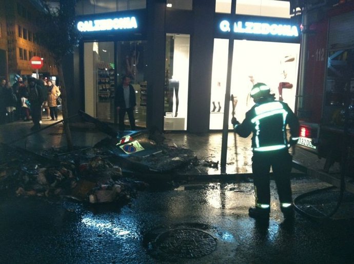 Los bomberos limpian los escombros ocasionados por los altercados