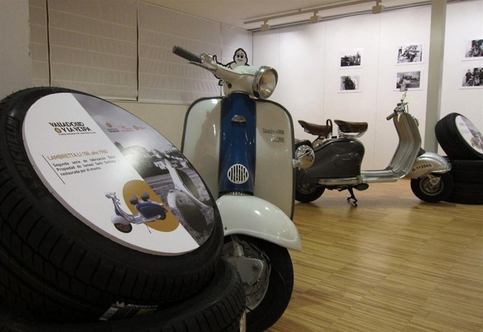 Exposición de scooters en el pabellón de cristal de la Acera de Recoletos