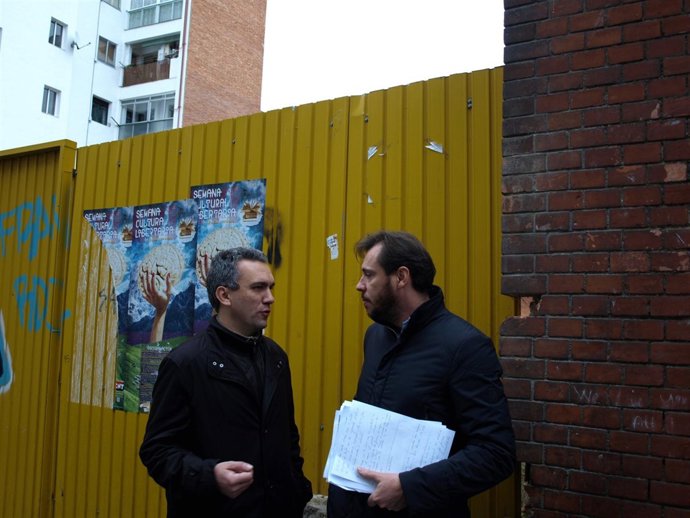 Puente conversa ante el hueco que en 2009 ocupaban los edificios derribados    