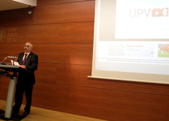 El rector Juan Juliá presenta la plataforma de cursos on line 