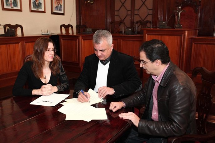 Conde (i) y Dorta, en la firma del convenio 