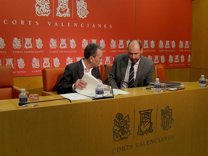 Antonio Torres y Josep Moreno en una rueda de prensa en las Corts