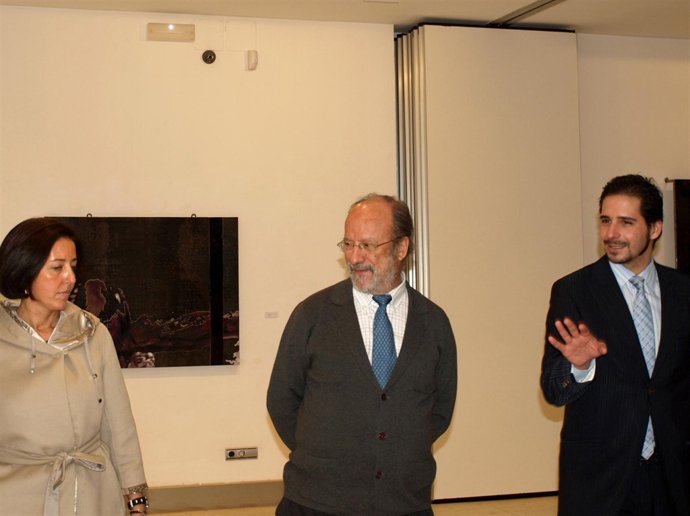 De la Riva y Cantalapiedra recorren la exposición junto al autor de la misma