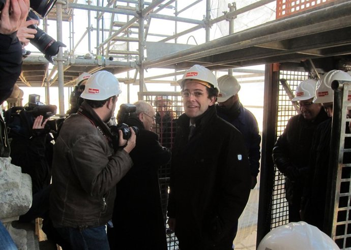 El alcalde de Salamanca en su visita a las obras de la Torre de las Campanas