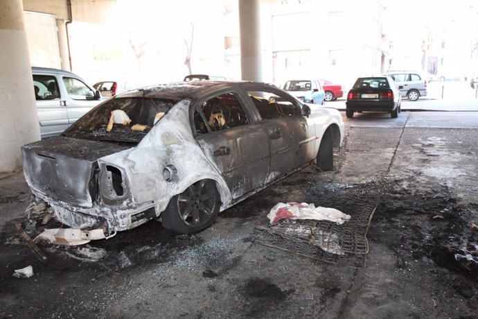 Uno de los coches quemados intencionadamente en Badalona durante 2012