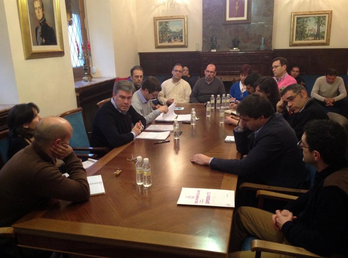 Alcalde de Jaén, José Enrique Fernández de Moya, con representantes sindicales.