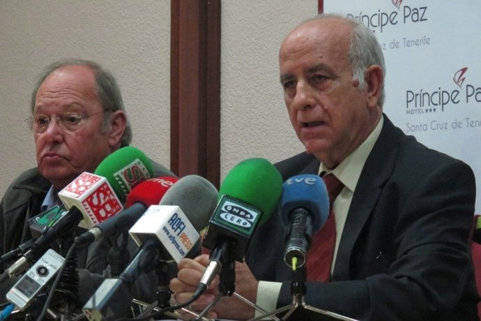 Landa (d), en rueda de prensa