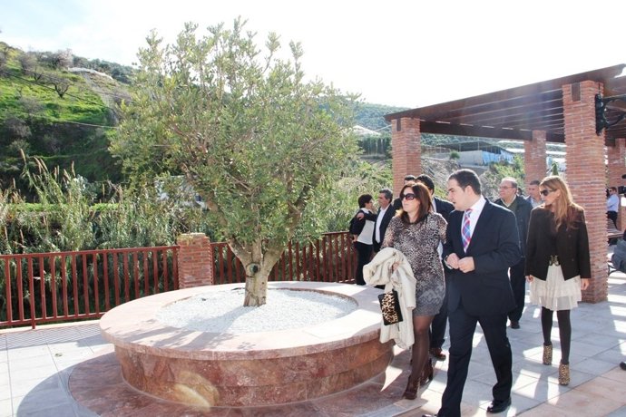 Elías Bendodo asiste a la inauguración de una avenida de Algarrobo