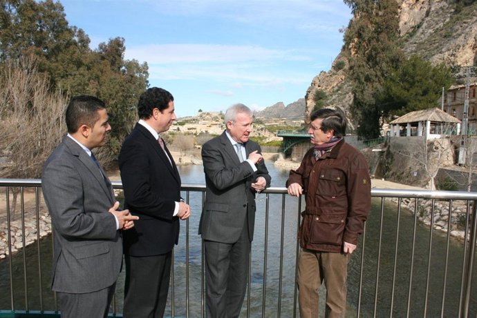 El jefe del Ejecutivo murciano inaugura dos pasarelas peatonales en Blanca