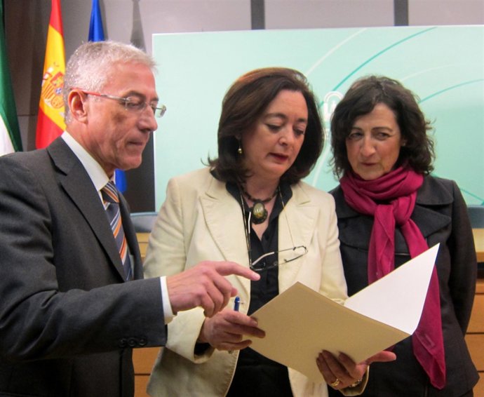 La consejera de Educación de la Junta, Mar Moreno, en el centro