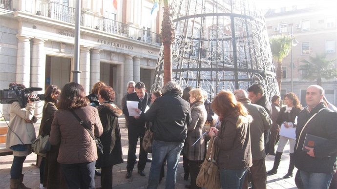 El letrado José Luis Orta junto a afetados por el robo de bebés en Huelva.