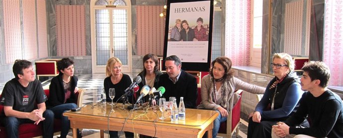 Equipo de 'Hermanas' en rueda de prensa con concejal Cultura