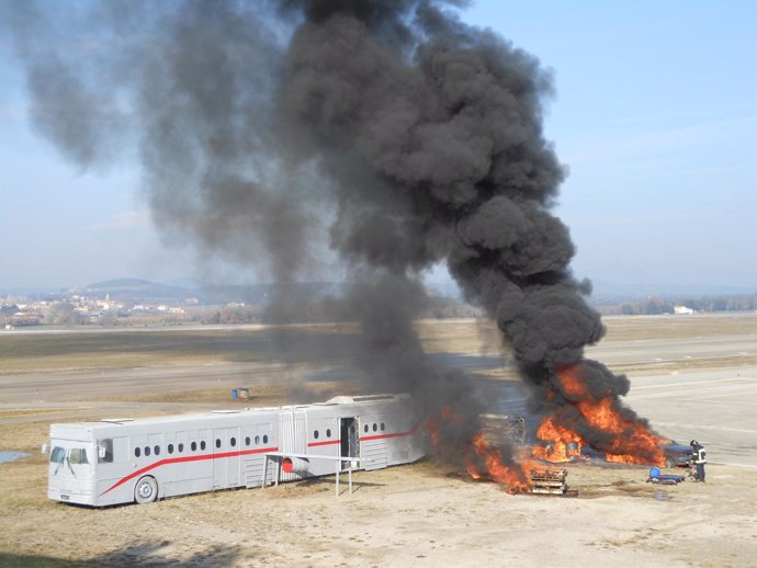 Simulacro de accidente aéreo en el Aeropuerto de Girona-Costa Brava.