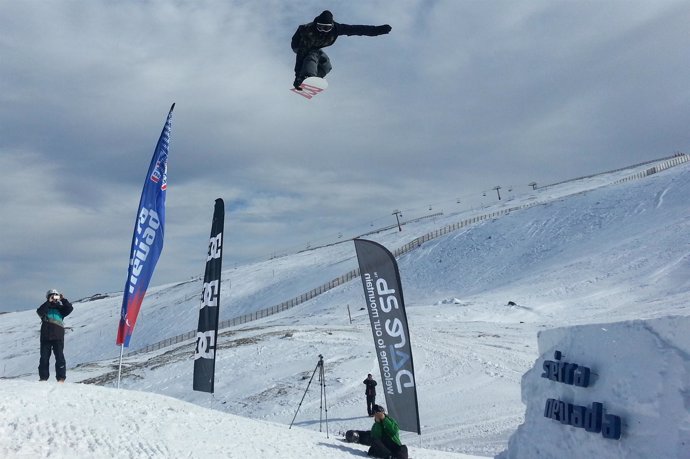 Sierra Nevada completa el snowpark Sulayr con el primer salto de nieve