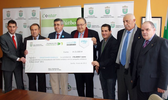 El fútbol andaluz entrega un "cheque solidario" de 15.000  euros a Unicef