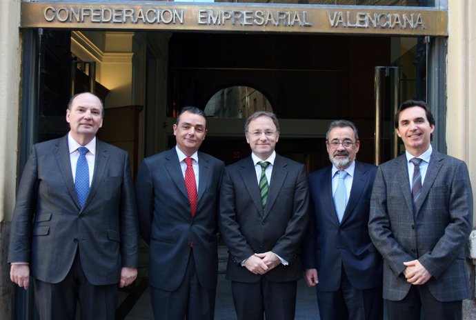 Morata, Navarro, González, Moragues y Miralles en la puerta de la CEV.