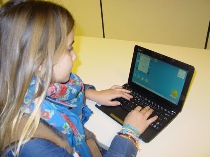 Alumna con ordenador portátil 
