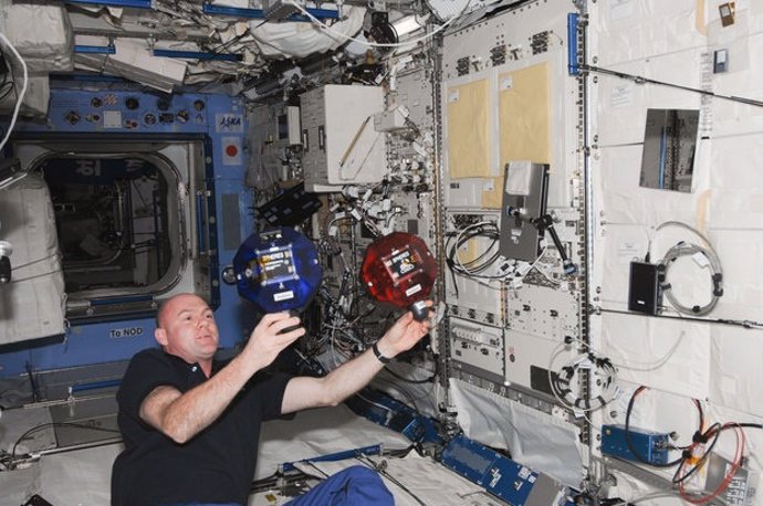Robots en miniatura en la ISS