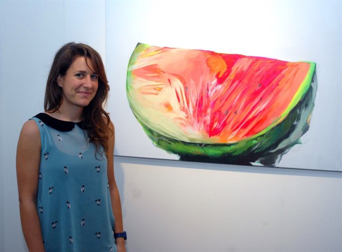 Luna Bengoechea, con una de sus obras en Ademuz Espai d'Art.