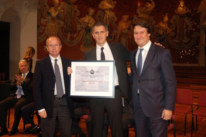 E.Vidal (Mémora) y J.Berenguer (SFB) entregan el premio al Hospital Can Ruti
