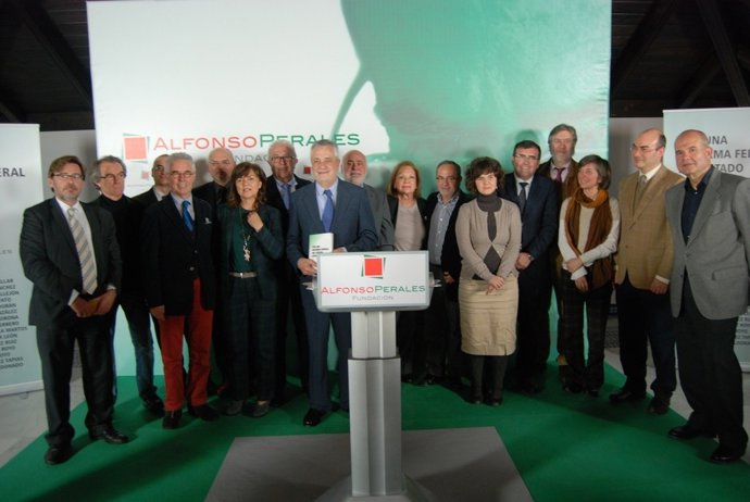 Griñán recibe la propuesta de Estado federal de un grupo de expertos del PSOE-A