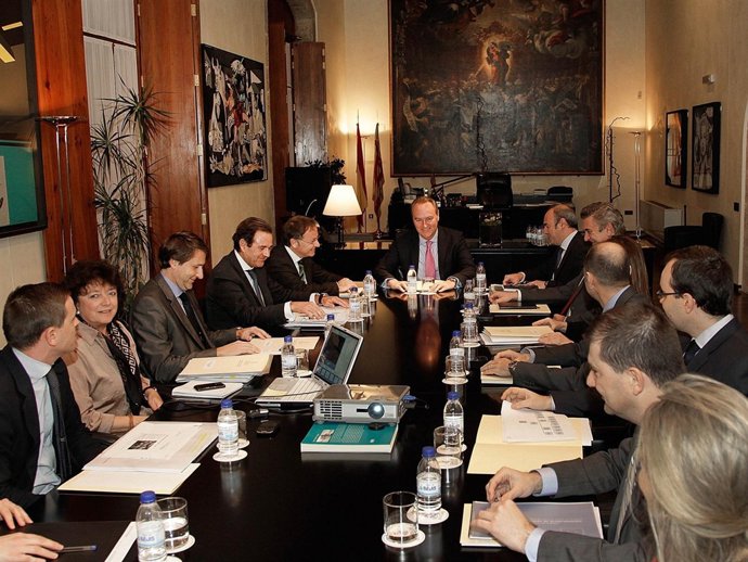 Fabra preside la reunión de trabajo con Moragues y su equipo en Hacienda.