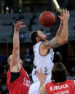 Bjelica pelea el rebote ante el Besiktas