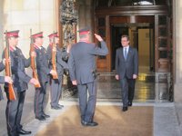 Mas saluda al presidente del Córdoba en el Camp Nou tras su polémico vídeo sobre Cataluña