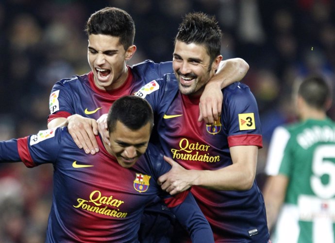 Villa, Alexis y Bartra celebran un gol del Barça