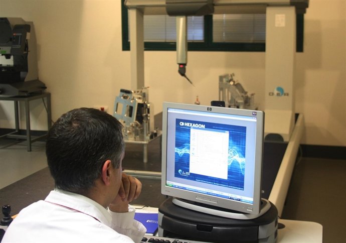 Un técnico de Andaltec en el laboratorio de metrología.