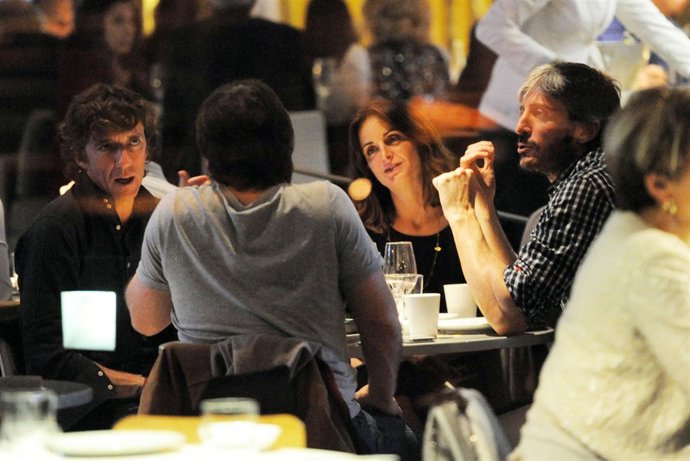 Colate cenando con sus amigos