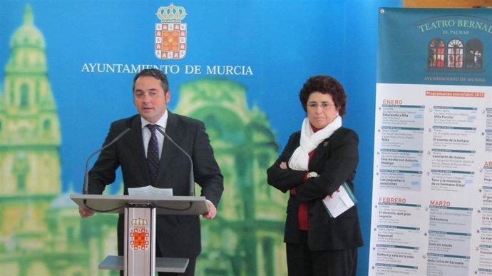 Gómez y Pineda durante la presentación del progama del Teatro Bernal