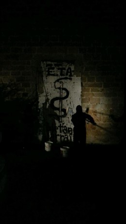 Operarios borran una pintada a favor de ETA en Arbizu.