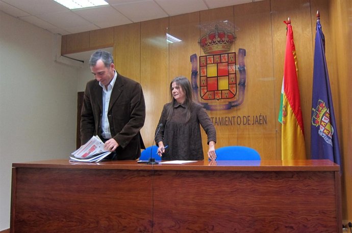 Los concejales del PSOE en Jaén José Manuel Colmenero y Carmen Guerrero.