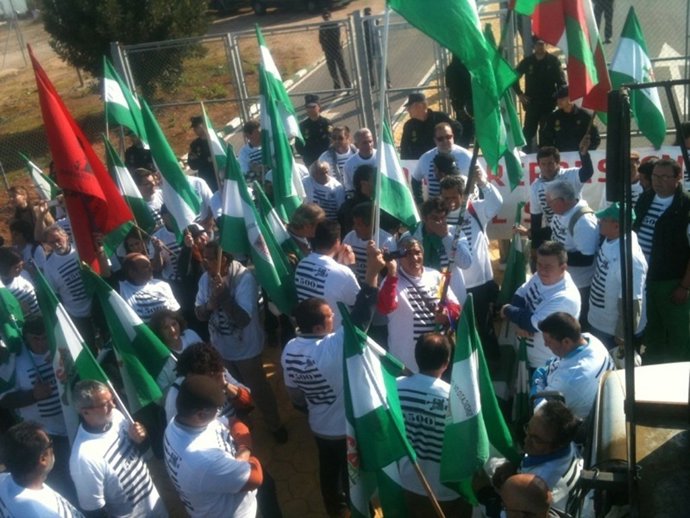 Sindicalistas del SAT, ante la cárcel de Morón de la Frontera (Sevilla)
