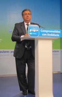 Zoido, que ve "equivocada" la opinión de Valderas del pacto, va a la cita con Griñán con "voluntad de llegar a acuerdos"