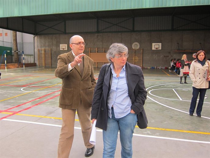 González, durante su visita al Dolores Medio, acompañada del director.