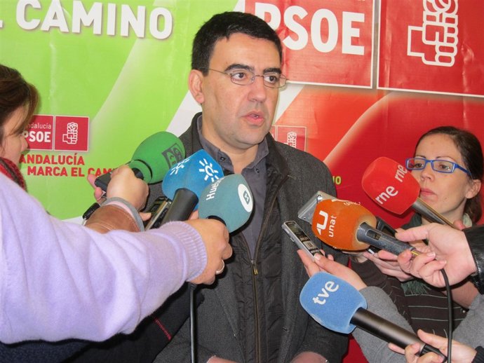 El vicesecretario general del PSOE-A, Mario Jiménez, ante los medios. 