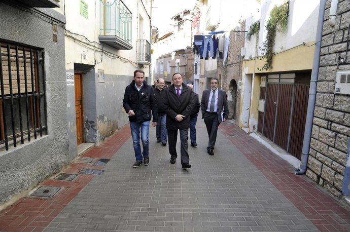 El presidente del Gobierno riojano visita una calle de Quel
